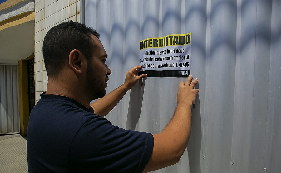 Homem interditando estabelecimento